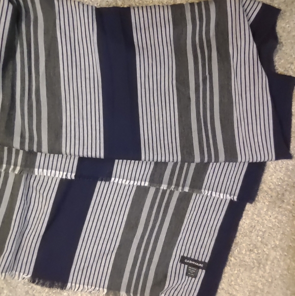 25 x 71 Cashmaire Scarf in shades of blue and gray - Picture 4 of 9